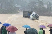 Lũ cuốn xe đầu kéo, tài xế mất tích