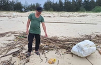 Đang đi nhặt củi thì phát hiện túi nilon nghi chứa ma tuý