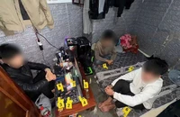 Cất giấu hàng trăm viên ma tuý trong căn phòng ẩm thấp