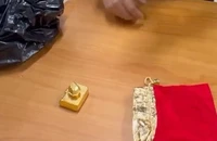 1 phụ nữ bị bắt tại trạm xe buýt cùng 13 lượng vàng lậu
