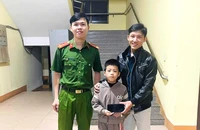 Nhặt được điện thoại người lạ bỏ quên, bé trai 8 tuổi đến công an gửi lại