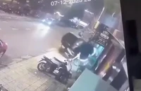 Ô tô lùi rồi lao lên vỉa hè đâm 3 người bị thương