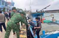 6 ngư dân đang đánh cá bị sóng đánh chìm tàu