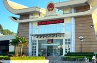 Hơn 30 cảnh sát đón lõng ổ lừa đảo nghìn tỉ khi vừa về Việt Nam