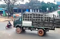 Khởi tố tài xế xe tải đâm vào xe máy khiến 1 cháu bé tử vong