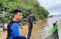 Thợ lặn chuyên nghiệp hỗ trợ tìm kiếm 2 nạn nhân mất tích vụ chìm thuyền ở Quảng Trị