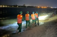 Xuyên đêm tìm kiếm du khách bị sóng cuốn mất tích tại biển Nhật Lệ