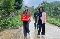 Cán bộ đến tận nhà hỗ trợ đồng bào người Rục sức khỏe yếu bỏ phiếu