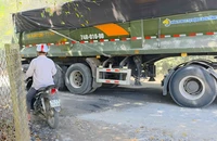 Không có biển hạn chế tải trọng, đường dân sinh bị xe tải 'băm nát'