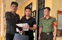 Đang chạy bộ thì nhặt được cặp màu đen chứa 350 triệu 