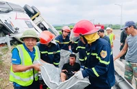 Giải cứu tài xế mắc kẹt dưới gầm xe đầu kéo bị tai nạn trên cao tốc