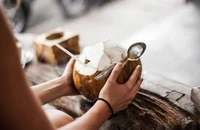 Uống nước dừa thay nước lọc thì điều gì sẽ xảy ra cho cơ thể? 