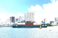 Giá cước vận chuyển container lên đến 12.000 USD