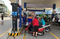 Giá xăng trong nước vừa tăng, giá xăng nhập rớt mạnh