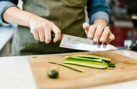 Lý do nên đập bẹp dưa leo trước khi ăn