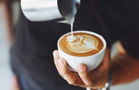 Tại sao uống cà phê cần kèm theo ly trà đá?