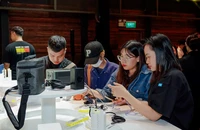 Kinh tế khó khăn, đại gia bán lẻ tìm cách kiếm tiền