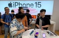 Vì sao vàng càng tăng giá, mua iPhone 15 càng có lợi?