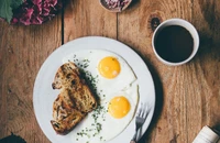 Uống cà phê kết hợp ăn trứng, điều gì xảy ra?