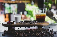 Điều gì xảy ra nếu uống 10 ly cà phê một lúc?