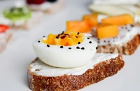 Điều gì xảy ra khi ăn trứng và phô mai?