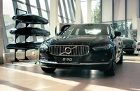 Vì sao hãng ô tô Volvo tuyên bố không để ai bị thương trong xe?