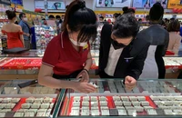 Người mua vàng hồi hộp theo dõi bầu cử Tổng thống Mỹ 