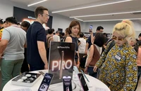Vì sao giá vàng lên 80 triệu đồng/lượng, giá điện thoại iPhone 16 càng rẻ?