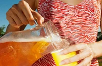 Uống trà đá buổi sáng, chuyện gì xảy ra với sức khỏe?