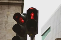 Vượt đèn đỏ tại Mỹ, tài xế bị phạt hơn 25 triệu đồng