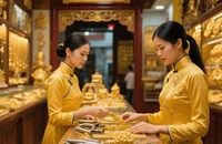 Người mua vàng đang quan tâm với diễn biến thông tin mới