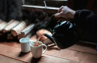 Cơn sốt uống nước nóng: Thói quen y học phương Đông cổ xưa xâm chiếm mạng xã hội