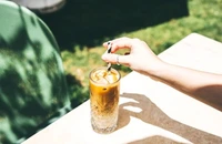 Vì sao trời nóng không nên uống cà phê đá?