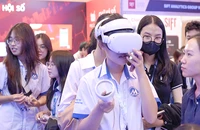 Giới trẻ, sinh viên thích thú khi trải nghiệm các công nghệ AI. Ảnh: MINH HOÀNG
