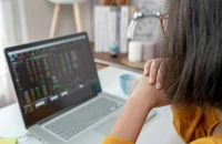 Phạt 3 tỉ và cấm giao dịch 2 năm với 2 cá nhân thao túng giá cổ phiếu