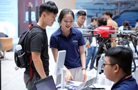 Người dân tham quan ứng dụng công nghệ và máy bay không người lái trong nông nghiệp.