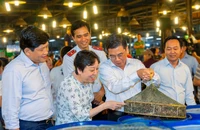 Lãnh đạo TP.HCM khảo sát hàng tết tại chợ đầu mối Bình Điền. ẢNH: TÚ UYÊN