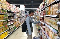 Quy định đi sau vật giá khiến nhà nhà “thắt lưng, buộc bụng”. Ảnh: QUANG HUY