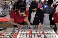 Giá vàng lại sốt: Nguyên nhân và khuyến cáo từ chuyên gia