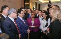 Thủ tướng Phạm Minh Chính (thứ hai từ trái sang) trao đổi cùng đại diện các doanh nghiệp FDI. Ảnh: VGP