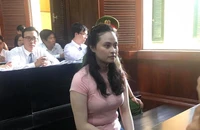 Hotgirl Ngọc Miu né ống kính phóng viên khi đến tòa