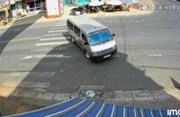 Xe trung chuyển xoay nhiều vòng, gây náo loạn trước cổng chợ ở Lâm Đồng