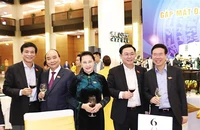 Thủ tướng Nguyễn Xuân Phúc, nguyên Chủ tịch Quốc hội Nguyễn Thị Kim Ngân tại buổi gặp mặt đại biểu Quốc hội khóa XIV, chiều 30-3. Ảnh: TTXVN