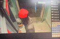 1 phụ nữ dùng đá đập phá trụ ATM tại Phan Thiết