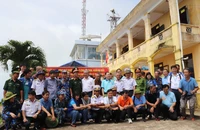 Thăm và tặng quà cán bộ, chiến sĩ làm nhiệm vụ trên đảo Hòn Khoai