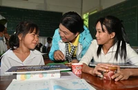 Đoàn công tác TP.HCM thăm và tặng quà chiến sĩ, nhân dân trên đảo Hòn Chuối