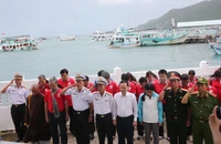Lãnh đạo TP.HCM thăm và tặng quà cán bộ, chiến sĩ đảo Nam Du