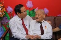 Bí thư Nguyễn Văn Nên trao tặng huy hiệu 85 năm tuổi Đảng cho ông Nguyễn Thọ Chân