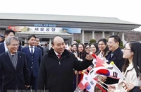Chủ tịch nước Nguyễn Xuân Phúc gặp gỡ cộng đồng người Việt tại Hàn Quốc