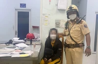 Đi điều tiết giao thông, CSGT Bình Triệu kịp cứu một cô gái định nhảy cầu tự tử 